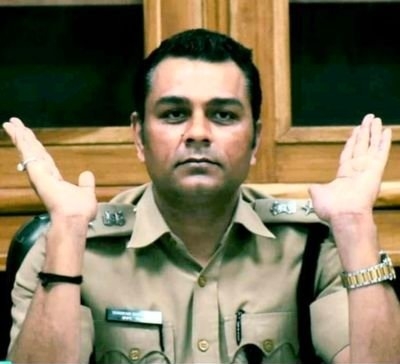 DCP ने महिला के सिर में गिलास मारा या गिलास खुद जा गिरा ?