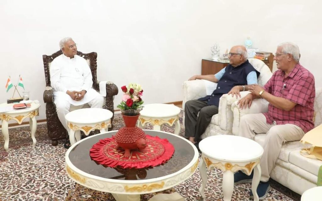 राज्यपाल मंगुभाई पटेल से गुजरात साहित्य अकादमी गांधीनगर के अध्यक्ष पद्मश्री विष्णुभाई पंड्या ने की सौजन्य भेंट