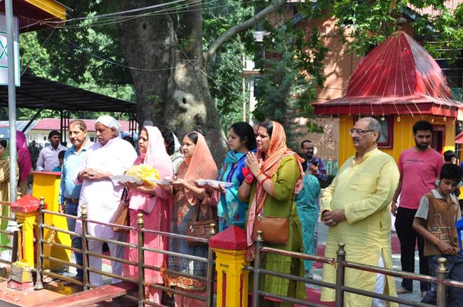 ज्येष्ठ अष्टमी के अवसर पर माता खीर भवानी मंदिर में उमड़ी कश्मीरी पंडितों और श्रद्धालुओं की भीड़