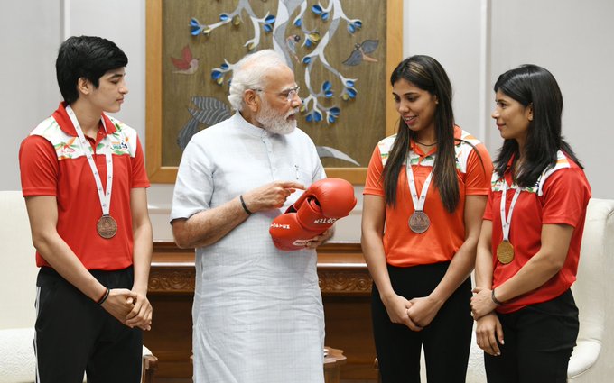प्रधानमंत्री मोदी ने विश्व मुक्केबाजी चैंपियनशिप की चैंपियन महिला मुक्केबाजों से की मुलाकात