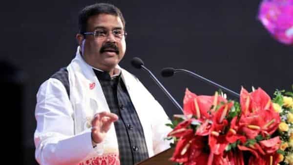 धर्मेंद्र प्रधान ने दी सलाह, स्कूली पाठ्यक्रम में योग को किया जाए शामिल