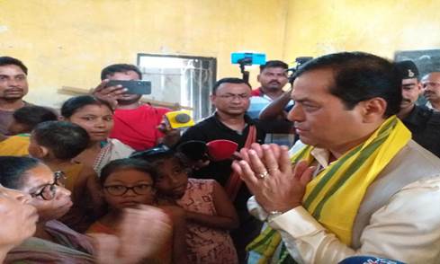 सर्बानंद सोनोवाल ने असम के बाढ़ प्रभावित लोगों की सहायता का आकलन करने के लिए नागांव स्थित राहत शिविर का किया दौरा