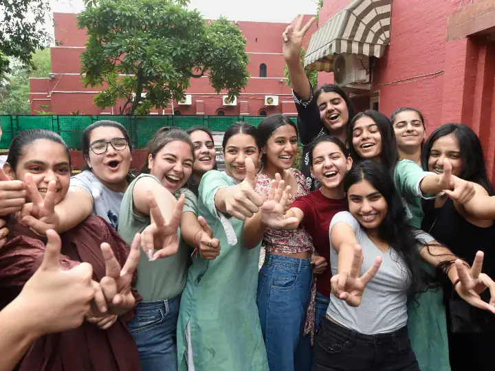 सीबीएसई बोर्ड में 12वीं की परिक्षा में लड़कियों ने मारी बाजी, 91.25% छात्र भी हुए पास