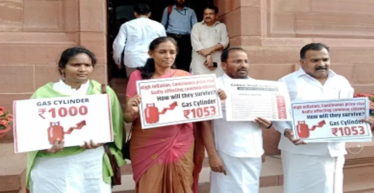 विघटनकारी व्यवहार के लिए पूरे मानसून सत्र के लिए कांग्रेस के चार लोकसभा सदस्य निलंबित