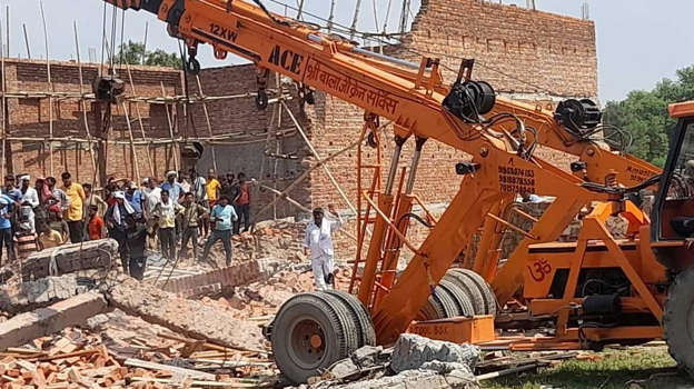 दिल्ली के अलीपुर में दीवार ढहने से 5 लोगों की मौत, 9 घायल, पीएम मोदी ने हादसे पर व्यक्त किया दुःख