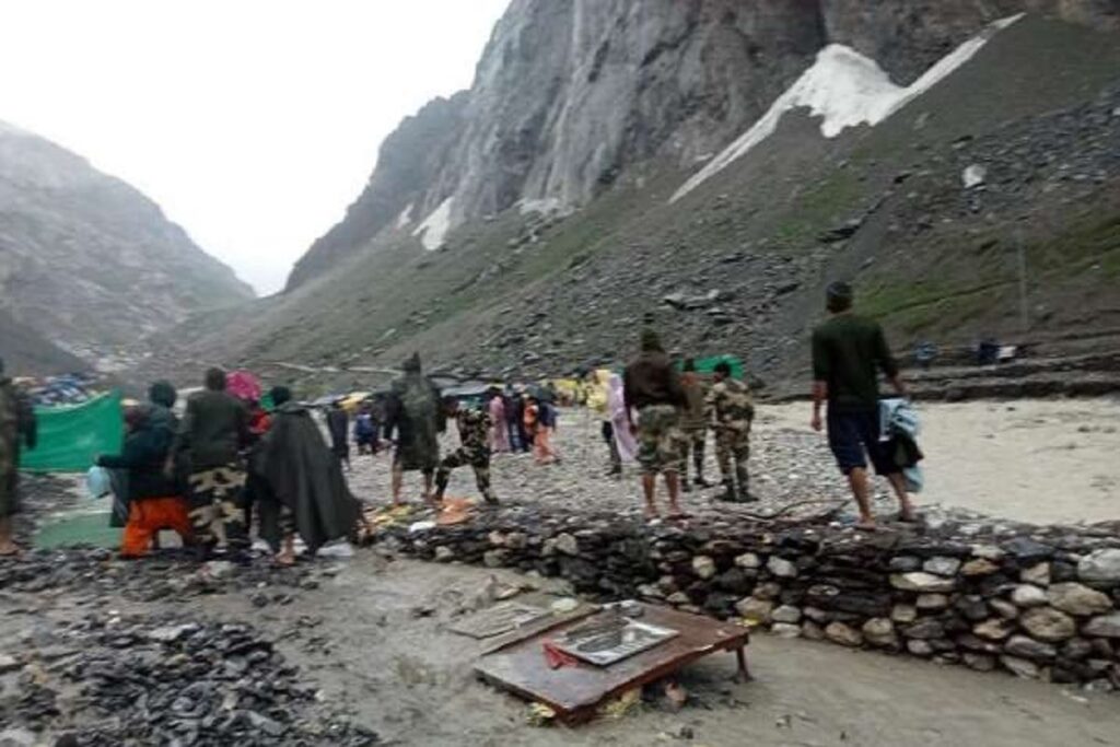 अमरनाथ गुफा के पास फटा बादल, 10 लोगों की मौत, हेल्पलाइन नम्बर्स जारी…पीएम मोदी ने जताया शोक