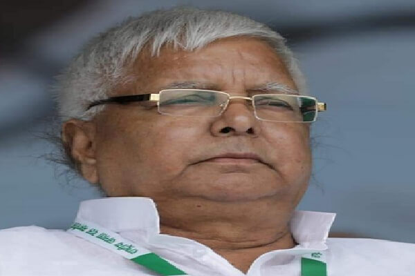 सीढ़ियां गिरने के बाद लालू यादव के कंधे में फ्रैक्चर
