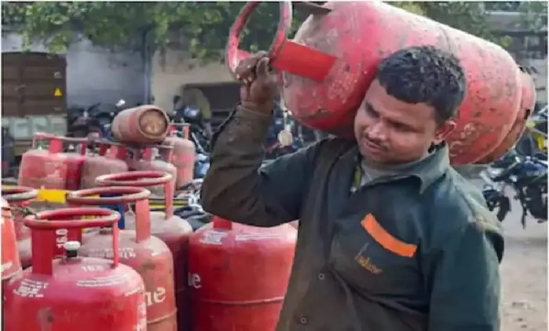 आम आदमी पर एक बार फिर महंगाई की मार, रसोई गैस सिलेंडर की कीमतों में आज से 50 रुपये की बढ़ोतरी