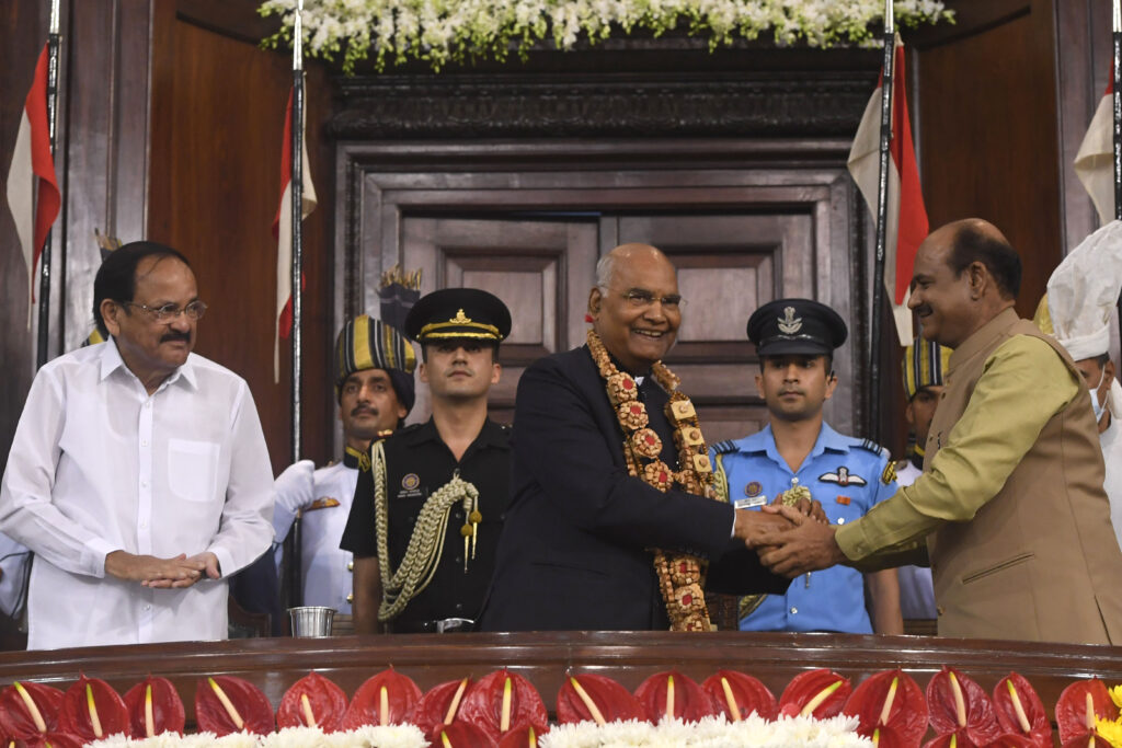 पार्टियों को दलगत राजनीति से ऊपर उठना चाहिए और ‘राष्ट्र सर्वोपरि’ की भावना से यह विचार करना चाहिए कि आम देशवासियों के विकास और कल्याण के लिए क्या आवश्यक है: राष्ट्रपति कोविंद