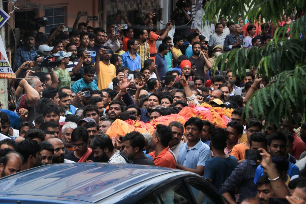 कौन कहता है कि भीड़ धार्मिक नहीं है?