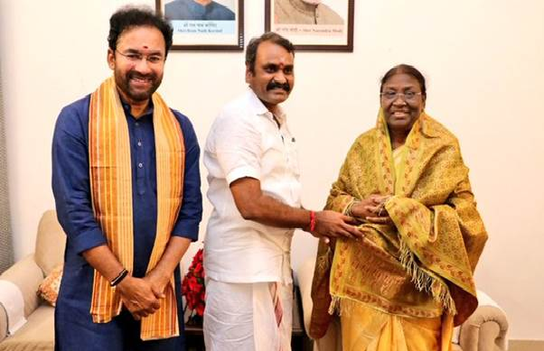 संघ राज्य मंत्री डॉ एल मुरुगन ने निर्वाचित राष्ट्रपति द्रौपदी मुर्मू से मुलाकात की