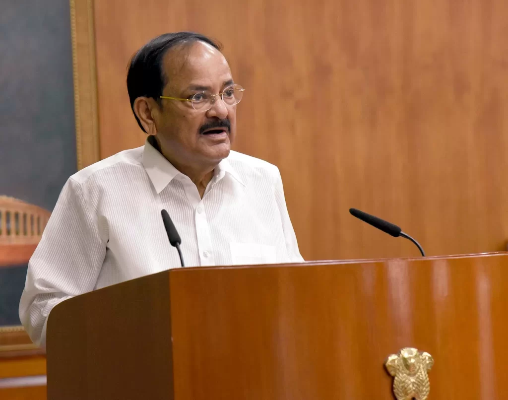 उपराष्ट्रपति नायडु ने आंध्र प्रदेश में विभिन्न परियोजनाओं की स्थिति की समीक्षा की
