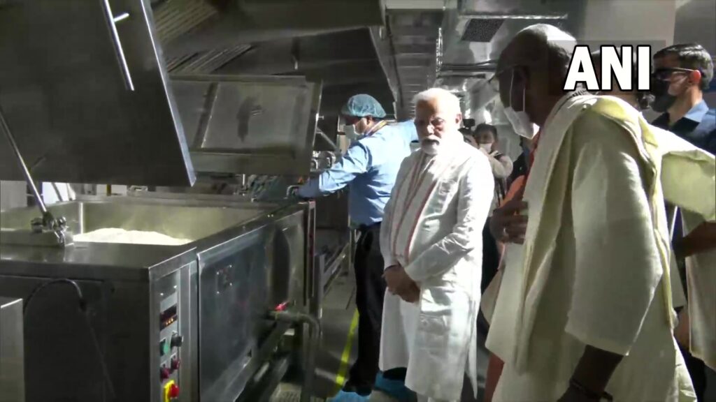 वाराणसी: पीएम मोदी ने अक्षय पात्र का किया उद्घाटन, एक लाख छात्रों का भोजन तैयार करने की क्षमता
