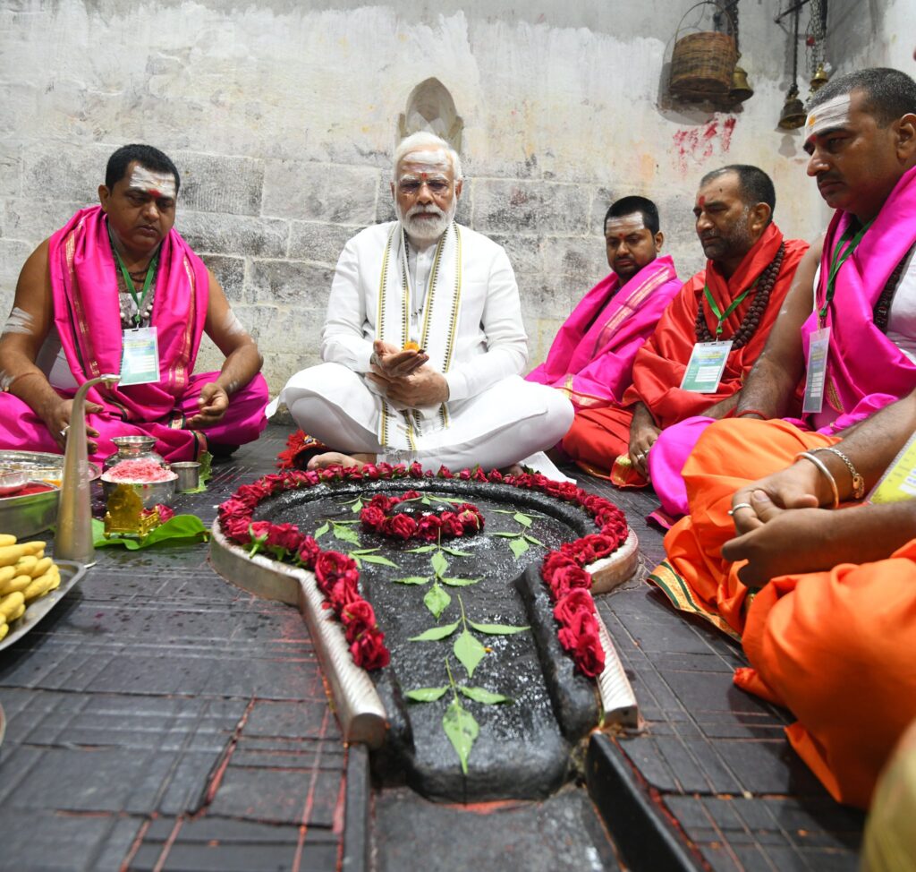 प्रधानमंत्री मोदी ने बाबा बैद्यनाथ धाम में की पूजा-अर्चना