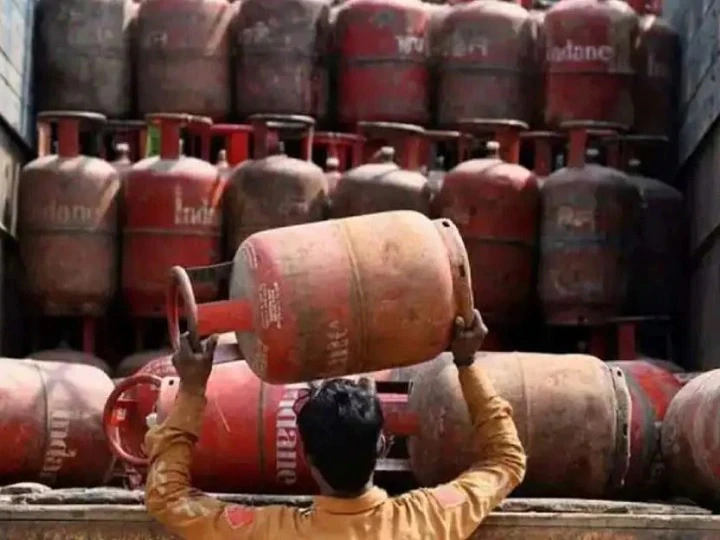 आज से कम हुए कॉमर्शियल एलपीजी सिलेंडर के दाम, यहां चेक करें नया रेट