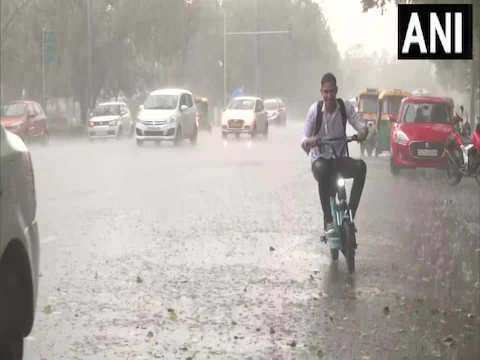 दिल्ली- एनसीआर में झमझम बरसें बादल, उमस भरी गर्मी से मिली राहत