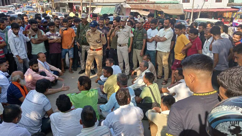 जम्मू-कश्मीर के कठुआ में मंदिर में प्रतिमा से तोड़फोड़, गुस्साए लोगों ने सड़क किया जाम