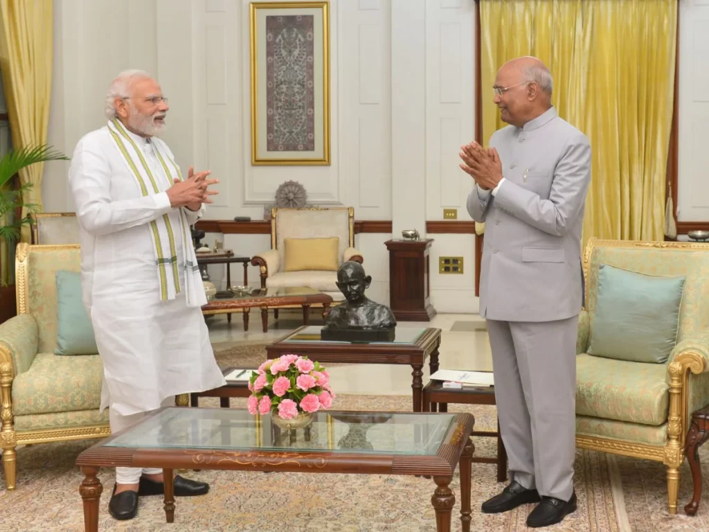 राष्ट्रपति भवन में राष्ट्रपति कोविंद से मिले पीएम मोदी