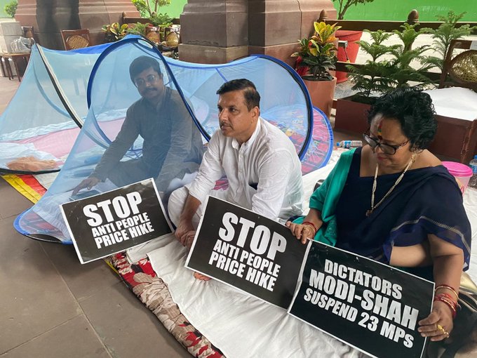 अभद्रता के आरोप में निलंबित 27 सांसदों ने मच्छरदानी में गुजारी रात, आज एक बजे खत्म होगा धरना
