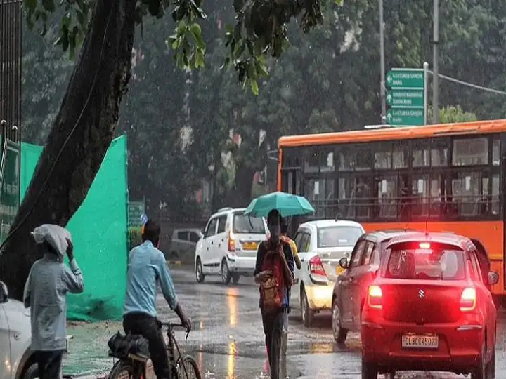 दिल्ली एनसीआर में उमस भरी गर्मी से मिली राहत, झमझम बरसे बादल