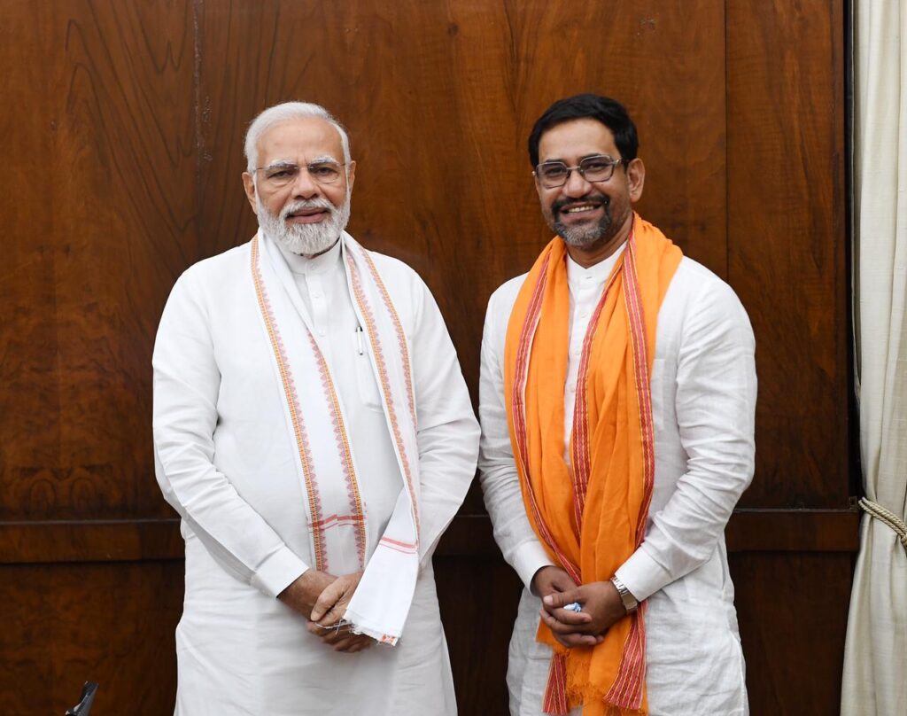 आजमगढ़ के सांसद दिनेश लाल यादव ‘निरहुआ’ ने पीएम मोदी से की मुलाकात