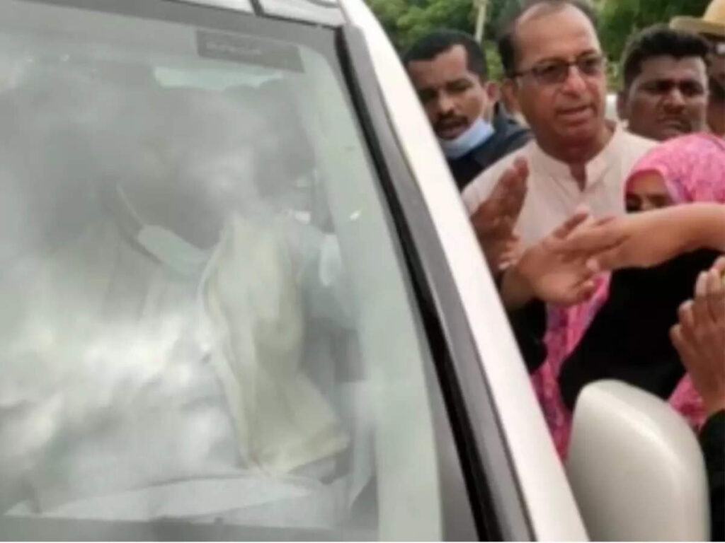 दंगा पीड़िता ने कांग्रेस नेता सिद्धारमैया की कार पर फेंके मुआवजे की राशि, बोली- पैसे नहीं शांति चाहिए