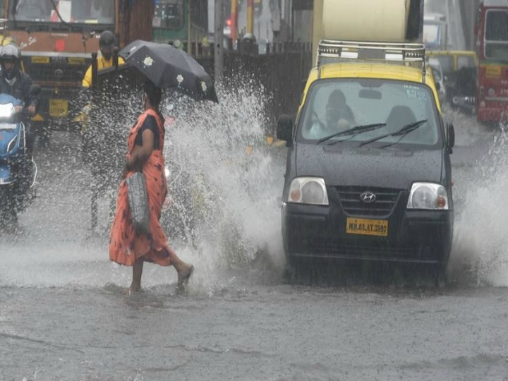 मुंबई में भारी बारिश के कारण लबालब हुई सड़कें, सीएम शिंदे ने दिए ये निर्देश
