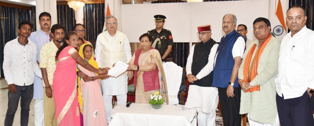 राज्यपाल को पूर्व सांसद विष्णुदेव साय के नेतृत्व में प्रतिनिधिमण्डल ने सौंपा ज्ञापन