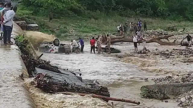 उत्तराखंड में दर्दनाक हादसा, नदी के तेज बहाव में कार सहित बह गए पर्यटक, 9 लोगों की मौत