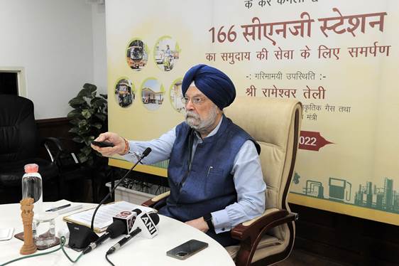 हरदीप एस. पुरी ने 14 राज्यों में समर्पित किए 166 सीएनजी स्टेशन