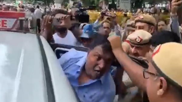 विरोध प्रदर्शन के दौरान दिल्ली पुलिस ने यूथ कांग्रेस अध्यक्ष के खींचे बाल, यहां देखें वीडियो