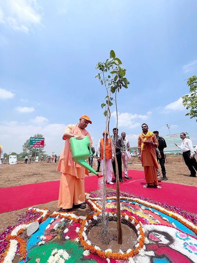 सीएम योगी ने चित्रकूट से की पौधारोपण अभियान की शुरुआत, पूरे राज्य में 25 करोड़ पौधे लगाने का किया आह्वान