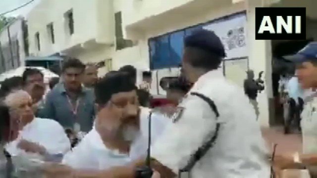 कांग्रेस नेता दिग्विजय सिंह ने पकड़ा एक पुलिसकर्मी का कॉलर, सीएम शिवराज बोले- यह सब शोभा नहीं देता