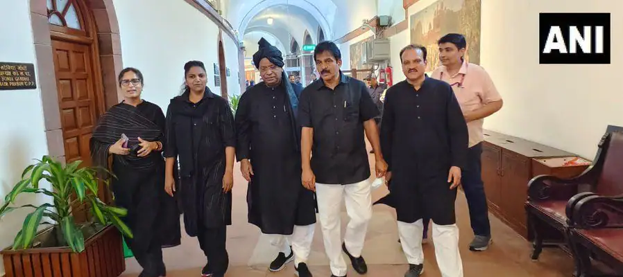 आलू-प्याज LPG, सब्जी के ठेले लगाकर, काले कपड़े पहन सड़क पर उतरे कांग्रेस कार्यकर्ता