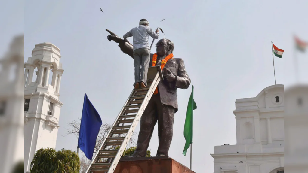 उत्तर प्रदेश के एक गांव में तोड़ी गई अम्बेडकर की मूर्तियां