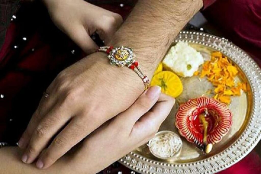 रक्षाबंधन2022: राखी बांधते समय क्यों लगाते हैं उसमें तीन गांठें? जानिए इसका कारण और महत्व