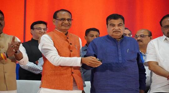 केंद्रीय परिवहन मंत्री नितिन गडकरी ने इंदौर में छह राष्ट्रीय राजमार्ग परियोजनाओं का किया उद्घाटन और शिलान्यास
