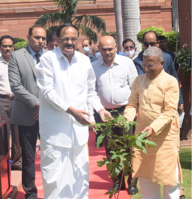 राज्यसभा के कर्मचारियों से बोले उपराष्ट्रपति नायडू, आप सदैव मेरे दिल के करीब रहेंगे