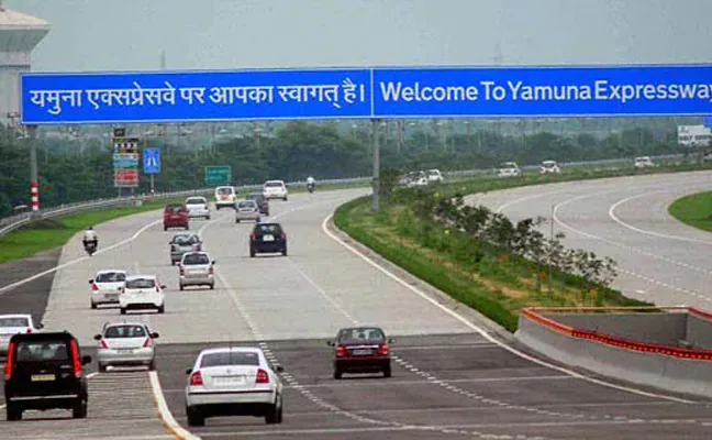 यमुना एक्सप्रेसवे पर महंगी हुई यात्रा, बढ़ाई गई टोल टैक्स की दरें