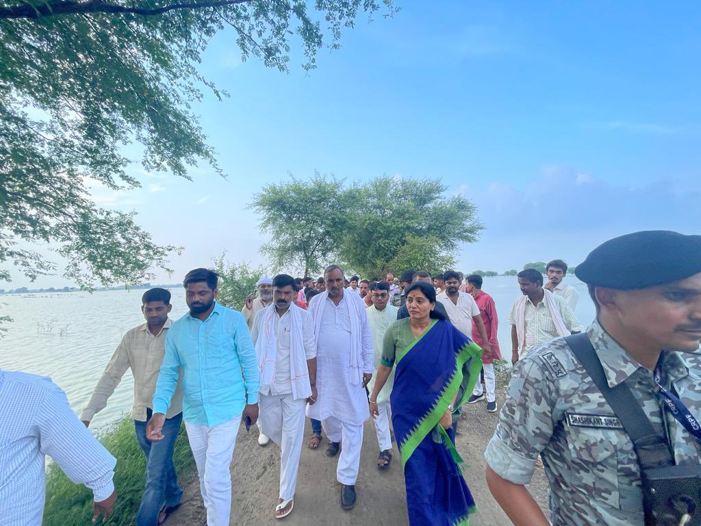 मिर्ज़ापुर: सांसद अनुप्रिया पटेल ने किया बाढ़ प्रभावित क्षेत्र का दौरा, पीड़ितों को राहत सामग्री पहुंचाने का दिया निर्देश