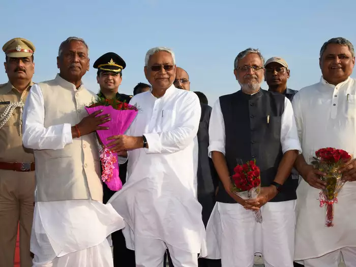 सीएम नीतीश कुमार ने राज्यपाल फागू चौहान को सौंपा इस्तीफा पत्र, RJD के साथ मिलकर बनेगी नई सरकार