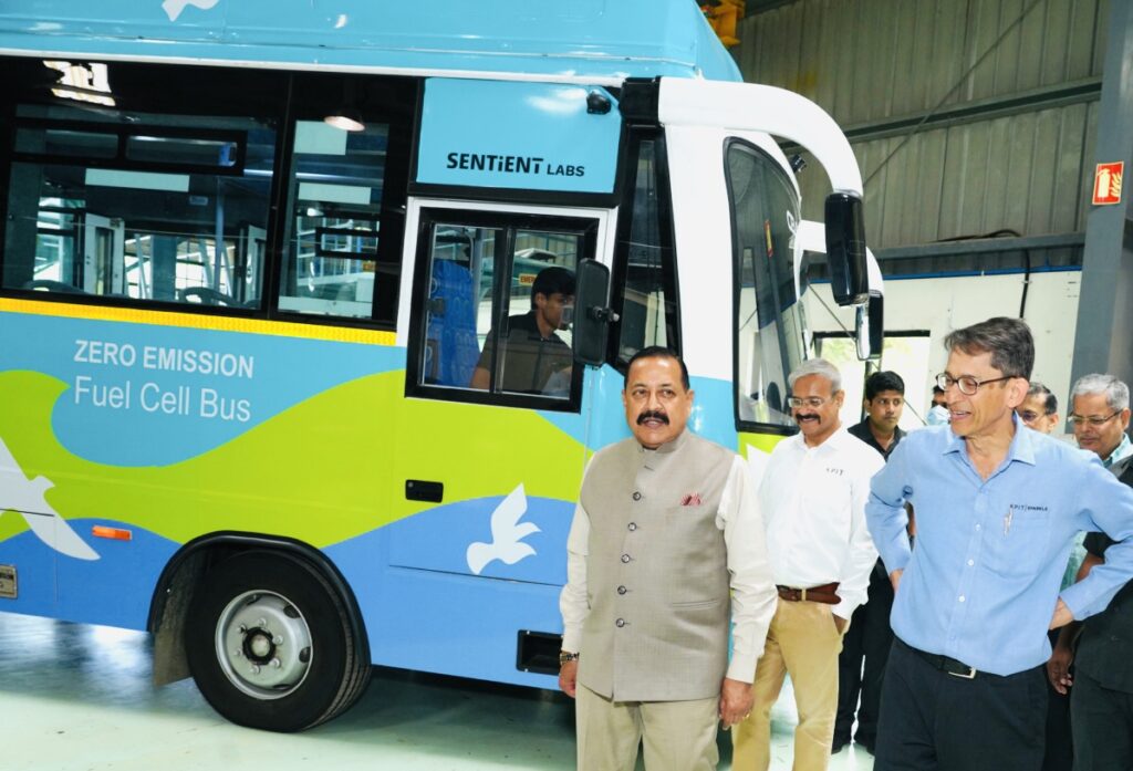 ईंधन सेल बस को शक्ति देने के लिए हाइड्रोजन और वायु का इस्तेमाल बिजली उत्पन्न करने के लिए करता है- डॉ. जितेंद्र सिंह