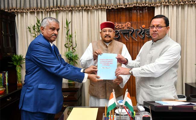 स्थानीय निकायों में आरक्षण हेतु पिछड़ा वर्ग आयोग के अध्यक्ष ने CM धामी को सौंपा आयोग का प्रथम प्रतिवेदन