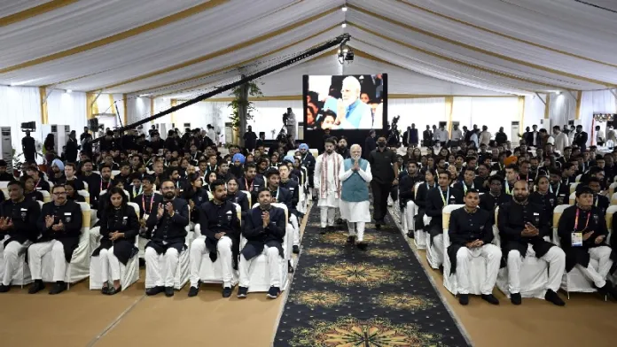 ‘यूक्रेन युद्ध में दूसरे देशों के लोगों के लिए भी सुरक्षा कवच बन गया था तिरंगा’: कॉमनवेल्थ के चैंपियंस से मिले प्रधानमंत्री मोदी, बताई भारत के राष्ट्रध्वज की ताकत