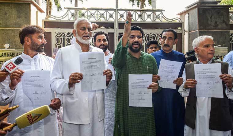 गुलाम नबी आजाद के समर्थन में जम्मू-कश्मीर कांग्रेस के 50 नेताओं ने छोड़ी पार्टी