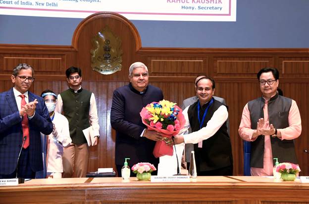 अधिकारियों और उच्च पदों पर बैठे लोगों को व्यापक जनहित में कानून को सर्वोपरि रखना चाहिए – उपराष्ट्रपति धनखड़
