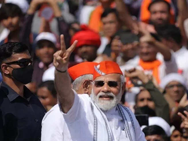 भुज में पीएम मोदी का रोड शो, गुजरात को करोड़ों की सौगात
