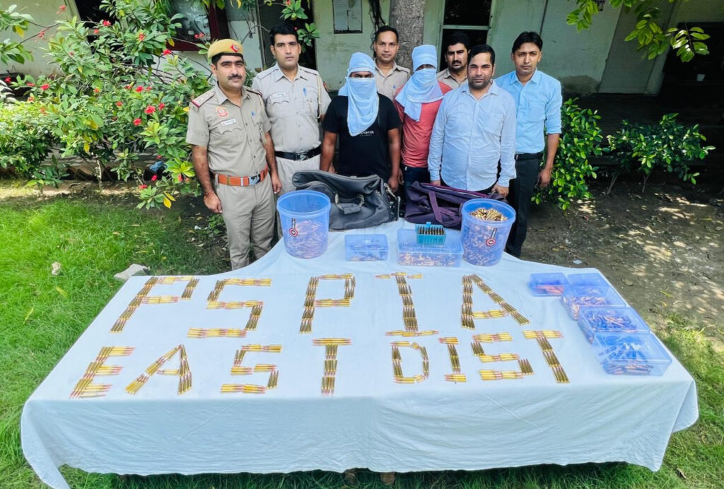 गुंडों की गन को खिलौना बना दो, गुंडों की गन में गोलियां भरते गन हाऊस