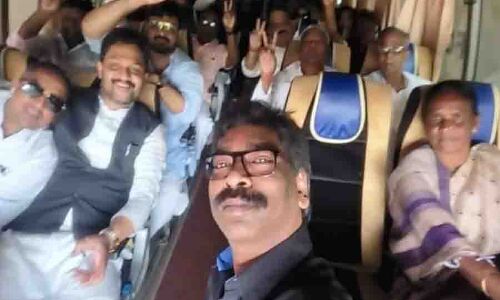 झारखंड में राजनीतिक संकट के बीच बस में सवार होकर निकले महागठबंधन के विधायक, बसंत सोरेन बोले- पिकनिक पर जा रहे