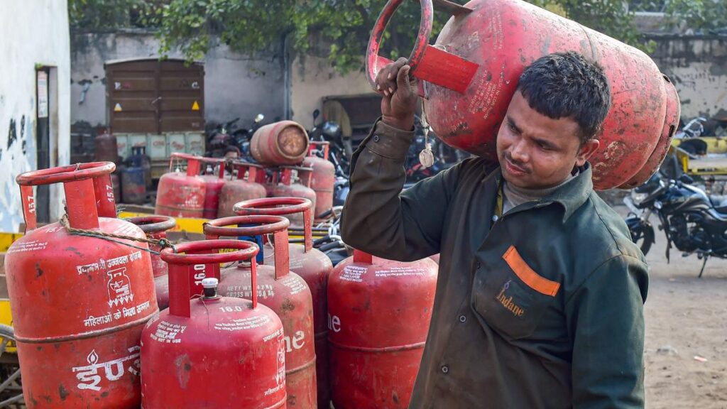 एलपीजी सिलेंडर के दामों में हुई कटौती, 36 रूपये सस्ता हुआ कॉमर्शियल सिलेंडर